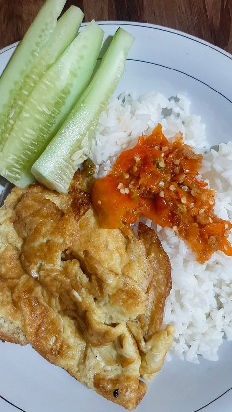 Makan pakai sambel bawang sama lalap timun...🤎❤💚 Nasi Telur, Telur Ayam, Telur Dadar, Homemade Remedies, Trik Fotografi, Music Wallpaper, Food Snapchat, Pretty Food, Food Pictures