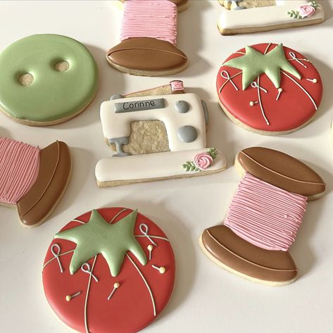 Sewing Cookies Decorated, Sewing Cookies, Hand Painted Cookies, Royal Iced Cookies, Cookie Decorating Party, Paint Cookies, Cookie Business, Christmas Cookies Decorated, Iced Cookies