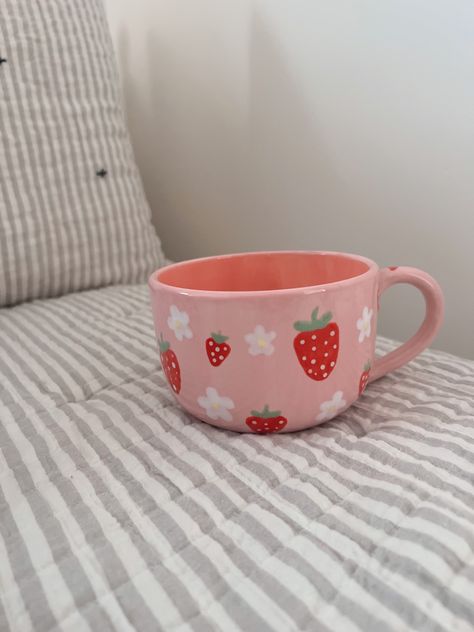 Mug Painting Ideas Strawberry, Mug Designs Painted Easy, Painted Mug Ideas Diy, Hand Painted Pottery Strawberries, Strawberry Ceramic Painting, Hand Painted Strawberries, Simple Mug Designs Painted, Strawberry Painted Pot, Strawberry Mug Pottery