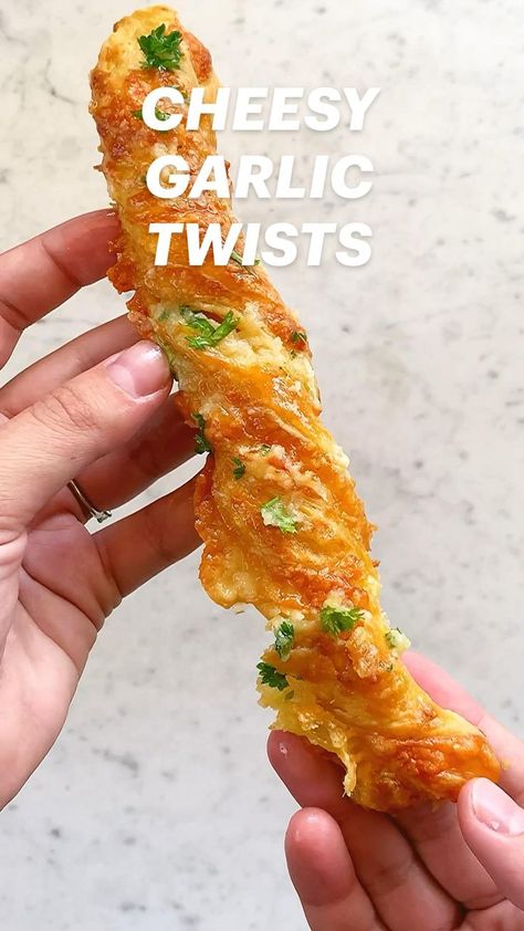 CHEESY GARLIC TWISTS | Food videos cooking, Diy food recipes, Yummy food Garlic Twists, Garlic Twist, Doner Kebab, Recipes Yummy, Videos Cooking, Tasty Baking, Think Food, Snacks Für Party, Fun Baking Recipes