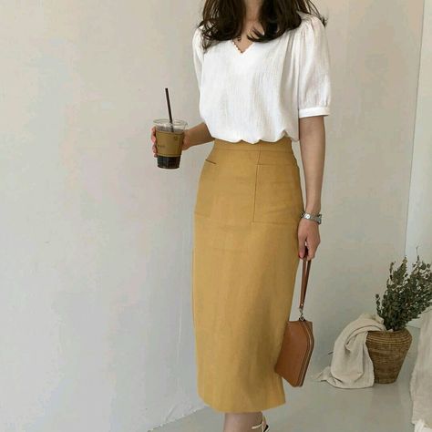 Work Outfit Elegant Classy, Pencil Skirt Korean Style, Soft Elegant Aesthetic Outfit, Comfy Business Casual Outfits Summer, Business Professional Outfits Skirt, Professional Outfits Summer, Femenine Outfits Style, Night Out Outfit Black Women, Modest Fashion Outfits Classy