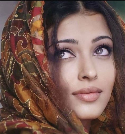 Sharp Nose Aesthetic, Aishwarya Rai Hair, Devdas Aishwarya Rai, Paro Devdas, Nose Aesthetic, Sharp Nose, Aishwarya Rai Pictures, Bollywood Makeup, Vintage Bollywood Aesthetic