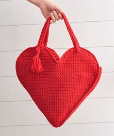 Heart Tote Bag Free Crochet Pattern Valentine Crochet Ideas, Heart Crochet Bag, Red Crochet Bag, Crochet Heart Bag, Crochet Bag Pattern Tote, Crochet Kingdom, Crochet Valentine Patterns, Knitting Bag Pattern, Heart Tote Bag