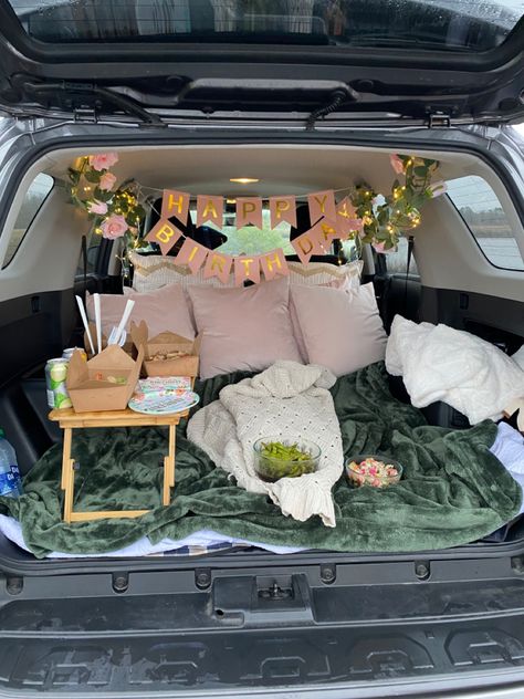 Suv Trunk Date Night, Picnic In Car Trunk, Car Trunk Decorating Ideas, Back Of Car Picnic, Trunk Picnic Date, Back Of The Car Date Night, Car Picnic Aesthetic, Car Picnic Date Ideas, Trunk Date Night Car