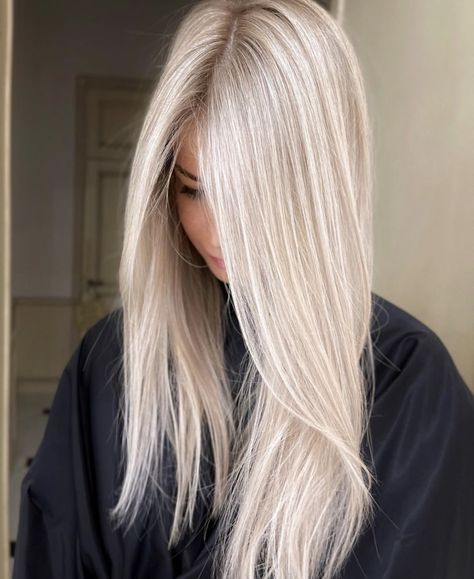 Dark Roots To Platinum Blonde, Ice Blonde Hair Color Ideas, I’ve Blonde Hair, Pramenovi Blondes, Light Blonde Hair Inspiration, Dark Roots Blonde Hair Balayage Platinum, Light Ash Blonde Hair Balayage, Ash Platinum Blonde Hair, Icy Blonde Hair Dark Roots