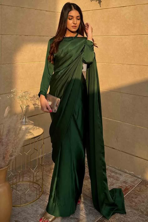 Cast a spell with this emerald green silk saree which makes it astonishingly charming.This boat neck and full sleeve blouse is plain.It is present with silk plain saree in emerald green color.This blouse can be customized up to maximum size available in inches 42 around the bust. Slight color variation may occur due to photographic reasons.Free Services: Fall and Edging Emerald Green Saree Silk, Emerald Green Pakistani Dress, Green Sari Look, Light Green Saree Look, Green Full Sleeve Blouse, Saree Full Sleeve Blouse, Emerald Saree, Green Saree Look, Simple Silk Saree