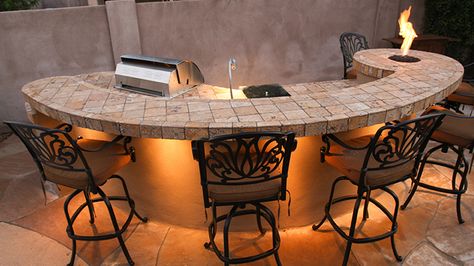 Curved Outdoor Bar, Pergula Ideas, Outdoor Bar And Grill, Outdoor Countertop, Bbq Patio, Backyard Grill, Outdoor Grill Area, Roof Garden Design, Outdoor Grill Station