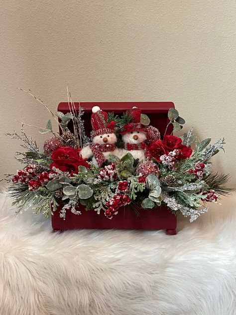 Farmhouse Christmas Table, Christmas Floral Arrangements Diy, Christmas Boxes Decoration, Xmas Centerpieces, Rustic Farmhouse Christmas, Christmas Decorations Centerpiece, Christmas Centers, Christmas Snowmen, Christmas Flower Arrangements