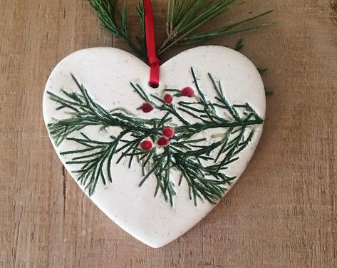 Heart Christmas Tree, Baby Jesus Ornament, Itsekovettuva Savi, Clay Christmas Decorations, Ceramic Christmas Decorations, December Holidays, Heart Christmas, Christmas Clay, Ceramic Heart