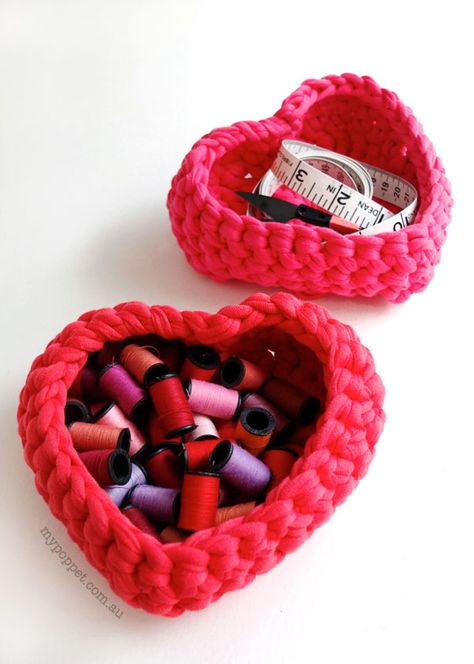 sweet heart crochet baskets. zpagetti yarn Crocheted Baskets, Heart Basket, Crochet Heart Pattern, Confection Au Crochet, Valentines Crochet, Crochet Basket Pattern, Crochet Diy, Crochet Heart, Crochet Basket