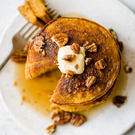 Deliciously fluffy healthy pumpkin oatmeal pancakes made with pumpkin puree, oats, pumpkin pie spices and naturally sweetened with a touch of pure maple syrup. The perfect pumpkin pancake recipe that you can make right in your blender! #healthypancakes #pumpkin #pumpkinpancakes #glutenfree Healthy Pumpkin Oatmeal, Gluten Free Oatmeal Pancakes, Pumpkin Oatmeal Pancakes, Egg Bakes, Pumpkin Pancake, Oatmeal Pancakes Recipe, Freeze Pancakes, Pumpkin Pancake Recipe, Baked Oatmeal Cups