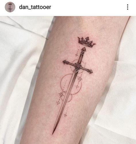 Tatoo Crown, Cross Tattoo Neck, Griffin Tattoo, Unique Cross Tattoos, Octopus Tattoo Sleeve, Gothic Tattoos, Minimal Tattoo Designs, Minimal Tattoo Ideas, Tattoo Catalog