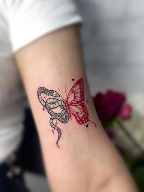 #tattoostyle #tattooidea #tattooartist #tatt #tattoodesign #tattooworkers #tattooer #tattooing #tattoolifestyle #tattoolove Editor Tattoo, Tato Minimal, Cute Hand Tattoos, Doll Tattoo, Design Dragon, Pretty Hand Tattoos, Daruma Doll, Muster Tattoos, Small Pretty Tattoos