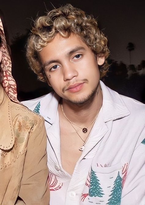 Dominic Fike Evan Rosier, Evan Rosier Dominic Fike, Dominic Fike Hairstyle, Dominic Fike Blonde Hair, Dominic Fike Blonde, Dominic Fike Coachella, Dominik Fike, Evan Rosier, Men Haircut Curly Hair