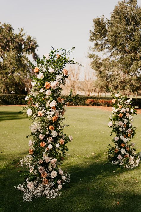 Wedding Flowers Toffee Roses, Toffee Flowers Wedding, Toffee Rose Wedding Arch, Fall Neutral Flowers, Toffee Rose Wedding Flowers, Earthy Elegant Wedding, Creamy Neutral Wedding, Cedar Rose Wedding, Toffee Rose Wedding