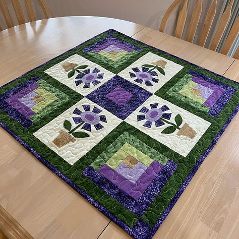 Dress Up Your Table with Charming Flower Pots - Quilting Digest Quilted Table Runner Ideas, Quilting Digest, Quilted Projects, Table Topper Patterns, Quilted Table Topper, Organization Closet, Quilted Table Runners Patterns, Small Wall Hangings, Flower Table