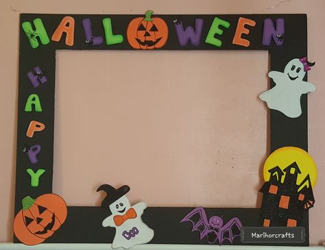 Photo frame halloween Popsicle Stick Picture Frame Halloween, Halloween Photo Frame Diy, Diy Halloween Photo Booth Frame, Halloween Diy Picture Frame, Halloween Selfie Frame, Picture Frame Halloween Ideas, Actividades Halloween, Halloween Photo Frames, Marcos Halloween