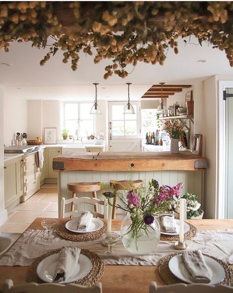 Charming Kitchen, Farmhouse Kitchen Design, Kitchen And Dining Room, Farmhouse Style Kitchen, Apartment Kitchen, Cottage Living, Open Kitchen, Room Table, Country Kitchen