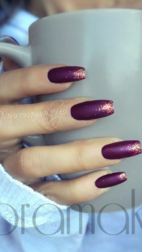 deep purple nail polish color with glitter decor Plum Nails, Violet Nails, Gold Acrylic Nails, Nail Appointment, Nagellack Trends, Amazing Nails, Purple Nail, Rose Gold Nails, Burgundy Nails