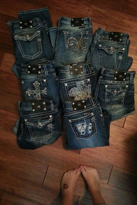 Missme Jeans Outfits, Mcbling Jeans, Mexican Clothing Style, Jean Pocket Designs, Bedazzled Jeans, Brunette Aesthetic, 90’s Outfits, Mcbling Fashion, Bling Jeans