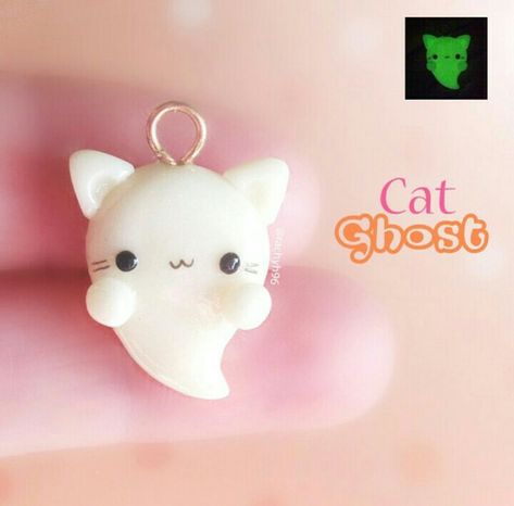 Cat ghost Polymer Clay Charms Kawaii, Clay Charms Kawaii, Fimo Kawaii, Crea Fimo, Clay Cat, Polymer Clay Halloween, Cat Ghost, Polymer Clay Kawaii, Halloween Clay