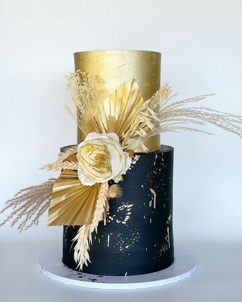 Black And Gold 2 Tier Cake, Black And Gold Birthday Cake, Great Gatsby Cake, Birthday Cake For Women Elegant, 50th Birthday Cake For Women, Gatsby Cake, Black And Gold Cake, White And Gold Wedding Cake, Animal Print Cake