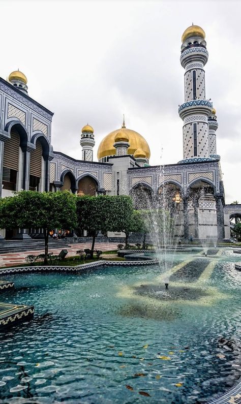 Jame' Asr Hassanil Bolkiah Mosque, Bandar Seri Begawan, Brunei. Brunei Mosque, Brunei Aesthetic, Brunei Travel, Bandar Seri Begawan, Abdul Mateen, Country Aesthetic, Africa Do Sul, Asian Countries, Beautiful Mosques