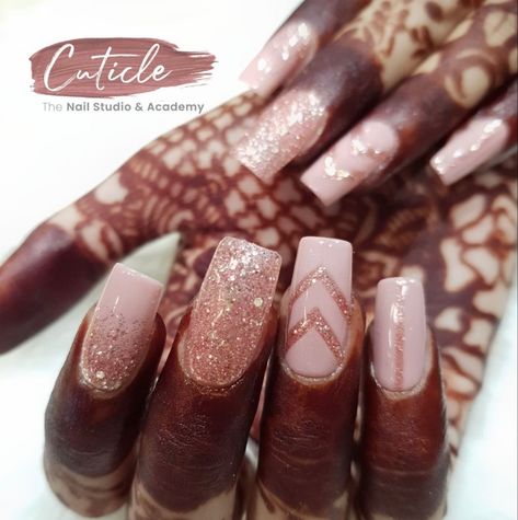 Bridal Nails With Mehendi, Marriage Nails Art Designs, Gold Classy Nails, Nails With Mehendi, Marriage Nails, Nails Art Designs, Minimal Nails, Bridal Nails, Classy Nails