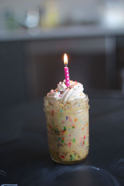 Birthday Cake Mug Cake, Cake Recipes Birthday, Funfetti Mug Cake, Cake Funfetti, Vanilla Mug Cakes, Mug Cake Microwave, Cake Mug, Hazelnut Cake, Cake In A Jar