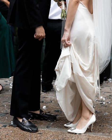 A Modern Indo-Mexican Wedding in Manhattan✨ “The essence of our wedding was drawn from our deep affection for New York City. We aimed to evoke the ambiance of a classic New York soirée, where guests would feel immersed in the city’s timeless glamour, all while set during Fashion Week,” recall Linette and Kabir. Martinis, tuxedos, and elegant gowns set the tone for their intimate candlelit dinner, adorned with understated yet refined floral arrangements. The couple’s commitment to minimalism... Spring Romance, Courthouse Wedding Photos, Elegant Gowns, Timeless Glamour, Candlelit Dinner, Shoes Gucci, Courthouse Wedding, Mexican Wedding, Gowns Of Elegance