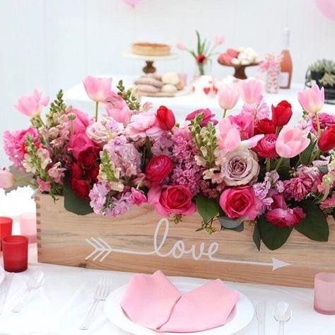 Cheap Table Decorations, Valentine Day Table Decorations, Valentines Party Decor, Diy Valentine's Day Decorations, Valentinstag Party, Deco Rose, Valentine Wedding, Deco Floral, Valentines Party