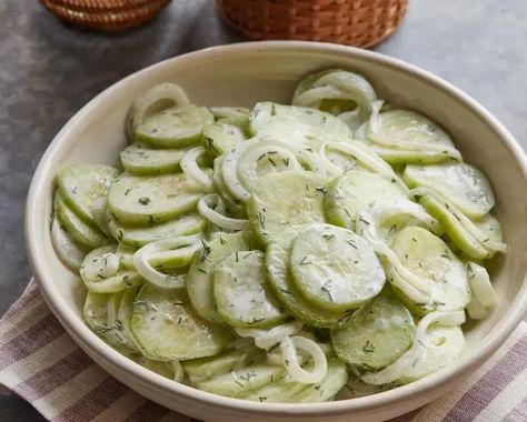 Creamed Cucumbers, Cucumber Salad Recipe, Classic Potato Salad, Creamy Cucumber Salad, Resep Salad, Cucumbers And Onions, Creamy Cucumbers, Sour Cream Recipes, Cucumber Recipes Salad