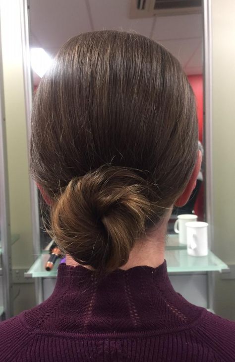 Flight Attendant Bun, Cabin Crew Hair, Stewardess Hairstyle, Flight Attendant Hairstyles, Flight Attendant Hair, Interview Hairstyles, Become A Flight Attendant, Hairstyle Youtube, Hair And Makeup Tips