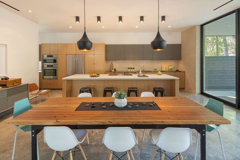 Architect's midcentury-inspired home designed for breezy living in Texas Entry Courtyard, Houston Design, Minimal Kitchen, Oak Forest, Midcentury Home, Lighting Pendant, Eames Chairs, Kitchen Photos, Favorite Kitchen