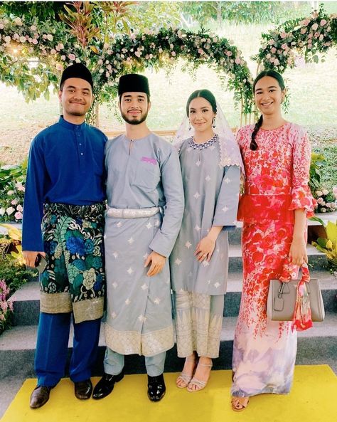 the sweet color tho 😍. credit to pic owner Kurung Tradisional Melayu, Melayu Tradisional Outfit, Malay Wedding Dress Songket, Tunang Outfit, Melayu Wedding, Malay Traditional, Malay Wedding Dress, Nikah Wedding, Wedding Hijab Styles