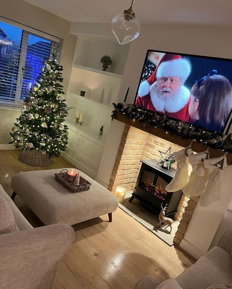 Cosy New Build Living Room, Christmas Decoration Living Room Ideas, Cosy Christmas Living Room, Apartment Decorating Christmas, Xmas Living Room Decor, Christmas House Interior, Christmas Decor Aesthetic, Christmas Living Room Ideas, Log Burner Living Room