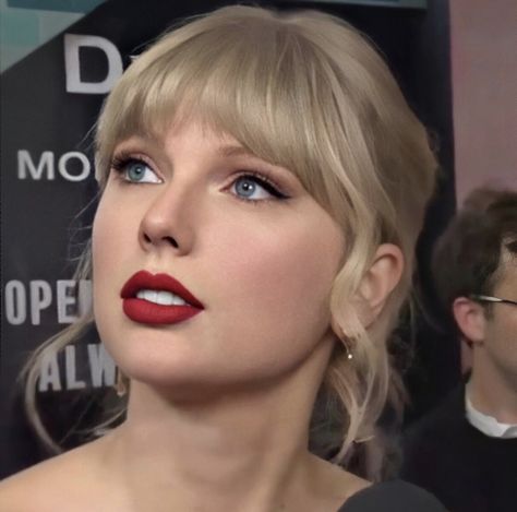 Taylor Swift Makeup Red Lips, Taylor Swift Red Lip, Taylor Swift Red Lips, Taylor Swift Face, Taylor Swift Red Lipstick, Taylor Swift Eyes, Taylor Swift Edits, Taylor Swift Makeup, Red Makeup Looks