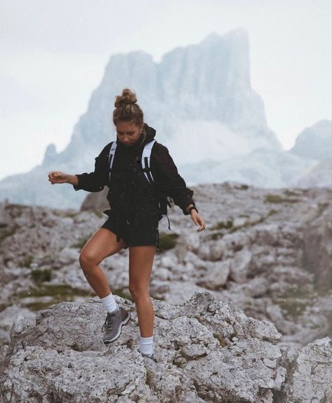 Early Fall Hiking Outfit, Mountain Wear Women Outfit, Coastal Hiking Outfit, Dolomites Outfit Summer, How To Style Hiking Boots Outfit Ideas, Hiking Outfit Midsize, Norway Hiking Outfit, Europe Hiking Outfit, Oregon Winter Outfits