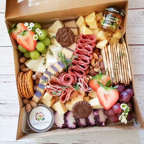 Car Cuterie Board, Road Trip Picnic, Charcuterie Box For Two, Road Trip Charcuterie, Sharkcoochie Boards, Charcuterie Boxes To Go, Travel Charcuterie Board, Charcuterie Box Ideas, Platter Boxes