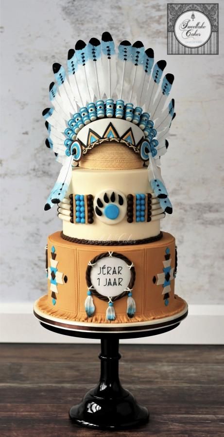 Native American cake with chiefs headdress by Tamara Southwestern Cake Ideas, Navajo Cake Designs, Native American Cake Designs, Native American Wedding Cake Ideas, Native American Birthday Party, Pocahontas Birthday Cake, Native American Birthday Cake, Indian Cake Design, Southwest Cake Design