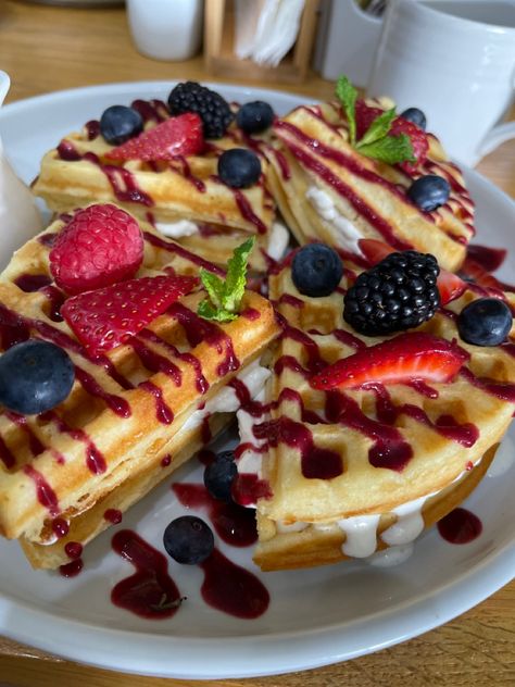 Best Waffles, Yummy Ice Cream, Waffle Toppings, Junk Food Snacks, Cute Baking, Breakfast Dishes, Cafe Food, Food Menu, Pretty Food