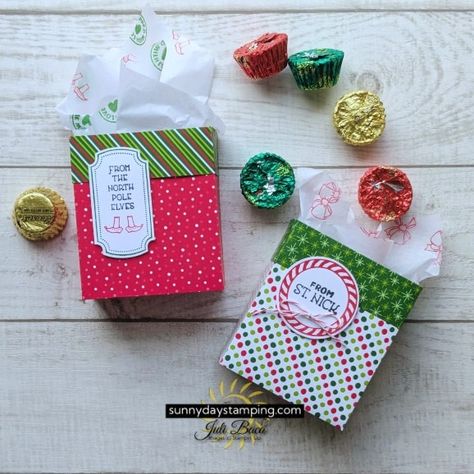 Easy Mini Holiday Gift Bags How To Make Small Gift Bags Out Of Paper, Making Paper Gift Bags, Diy Small Gift Bags, Stampin Up Gift Bags, Stampin Up Treat Boxes Project Ideas, Christmas Treat Bag Ideas, Small Christmas Treats, Diy Treat Bags, Treat Bag Ideas