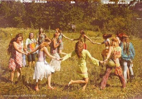 Hippies running in a circle Hippie Commune, Mundo Hippie, Style Hippie Chic, Looks Hippie, Fashion 60s, Women Dancing, Vintage Foto's, 60s Hippie, Moda Hippie