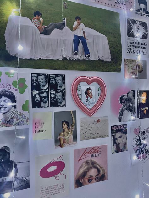 Harry Styles Wall Aesthetic, Harry Coded Room Decor, Harrie Room Aesthetic, Harry Core Room, Fan Girl Aesthetic Room, Room Ideas Harry Styles, Fangirl Room Ideas, Harry Styles Room Aesthetic, Harry Styles Coded Room