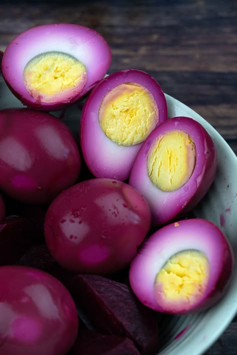 The Ultimate Easy Pickled Eggs Recipe - Thrive Global Pickle Eggs Recipe, Pickles Eggs Recipe, Pickel Eggs Recipe, Hot Pickled Eggs Recipe, German Pickled Eggs, Picked Eggs Recipe, Pickled Egg Recipe, How To Make Pickled Eggs, Best Pickled Eggs Recipes