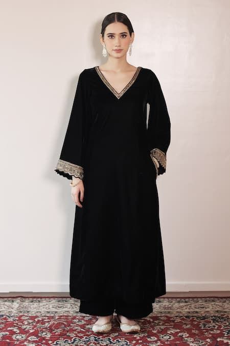 Buy Black Silk Velvet Embroidery Pipe V Neck Sleeve Kurta Palazzo Set For Women by Shrutkirti Online at Aza Fashions. Velvet Kurta Designs Pakistani, Simple Velvet Suit Design, Black Velvet Suits Women Indian, Velvet Suit Neck Design, V Neck Embroidery Design, Winter Kurta Designs For Women, Velvet Indian Outfits, Velvet Suit Designs Indian, Velvet Kurta Designs