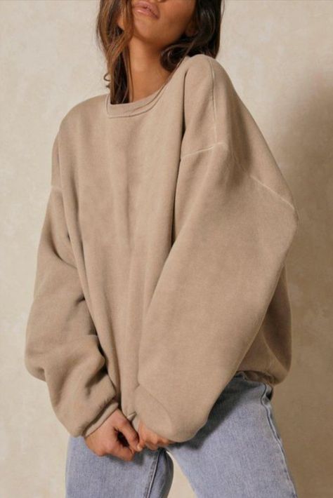 Elevate your style with this must-have fashion essential. Stay cozy and effortlessly chic with this trendy Crewneck Sweater – the ultimate addition to your wardrobe. Beige Sweatshirt Outfit, Sweatshirt Reference, Crewneck Sweatshirt Outfit, Oversized Sweatshirt Outfit, Crewneck Outfit, Sweatshirt Aesthetic, Oversized Crewneck, Vintage Hoodies, Sweatshirt Outfit