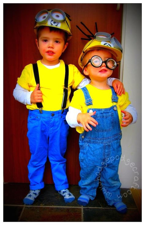 Easy, cheap tutorial for a DIY Minion costume: hard hats, Gru logo, goggles and crazy hair - great fancy dress outfit for a Halloween party. Costume Minion, Diy Minion Costume, Minion Outfit, Minion Costume, Toddler Boy Halloween Costumes, Diy Minions, Minion Halloween, Minion Costumes