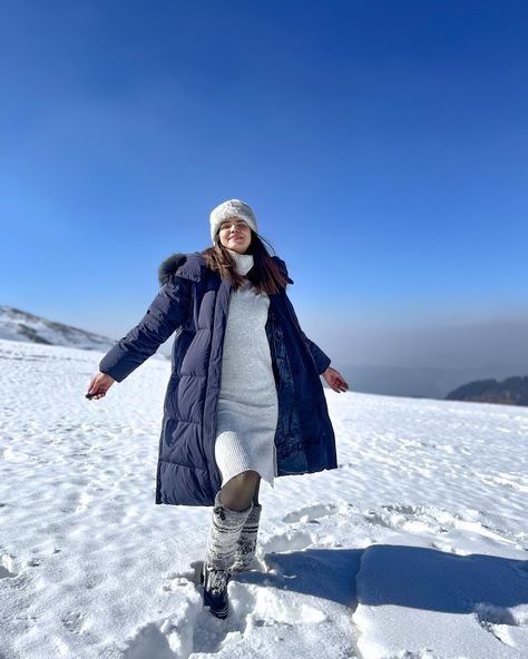 Snowy Holi To you all✨🥰 📌Sinthan Top Here’s a suggested itinerary to include Sinthan Top in Kashmir: Day 1: Arrival in Srinagar - Arrive at Srinagar, the capital city of Jammu and Kashmir. - Check into your hotel and relax after your journey. - You can spend the evening exploring the local markets or taking a shikara ride on Dal Lake. Day 2: Srinagar to Sinthan Top - Start your journey towards Sinthan Top early in the morning. - The drive from Srinagar to Sinthan Top takes approximately 5-... Kashmir Day, Dal Lake, Lake Day, Early In The Morning, Srinagar, Travel Spots, Jammu And Kashmir, Drive Through, The Capital