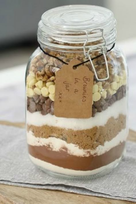 Need a quick, simple and lovely gift this Christmas? Make brownies in a jar! Gift In A Jar, Dessert Cart, Double Chocolate Brownies, Erma Bombeck, Seize The Moment, Cakes Slices, Brownie Mix, Jar Gifts, Double Chocolate